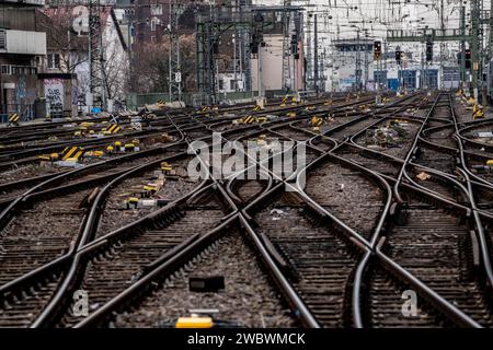 Binari vuoti di fronte alla stazione centrale di Colonia, sciopero di 3 giorni dell'unione ferroviaria GDL, solo pochissimi treni locali e a lunga percorrenza sono in funzione, emp Foto Stock