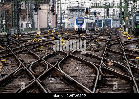 Binari vuoti di fronte alla stazione centrale di Colonia, sciopero di 3 giorni dell'unione ferroviaria GDL, solo pochissimi treni locali e a lunga percorrenza sono in funzione, emp Foto Stock