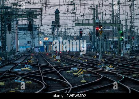 Binari vuoti di fronte alla stazione centrale di Colonia, sciopero di 3 giorni dell'unione ferroviaria GDL, solo pochissimi treni locali e a lunga percorrenza sono in funzione, emp Foto Stock