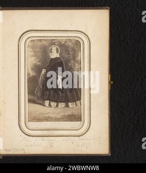 Produzione fotografica di una stampa di un ritratto di Elisabeth Ludovika van Bavaria, Anonimo, 1850 - 1900 Fotografia. Scheda visita questa foto fa parte di un album. cartone. Supporto fotografico albumen stampa persone storiche - BB - donna. regina Foto Stock