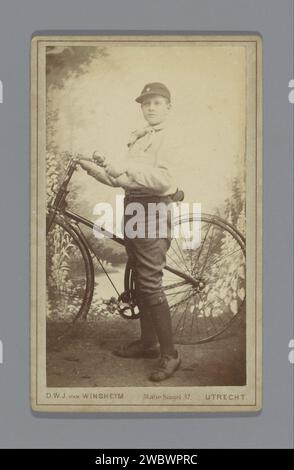 Ritratto di un ragazzo sconosciuto (presumibilmente) in uniforme da scout con una bicicletta, cioè van Winsheijm, c. 1878 - c. 1895 fotografia. Visita la scheda di cartone Utrecht. supporto fotografico albume stampa giovani, adolescenti. bicicletta Foto Stock