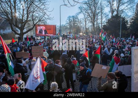 L'Aia, Olanda meridionale, Paesi Bassi. 11 gennaio 2024. Gli attivisti pro-palestinesi guardano la trasmissione dell'argomentazione del Sudafrica secondo cui Isreal sta commettendo un genocidio contro il popolo palestinese. L'11 gennaio 2024, attivisti pro-Israele e pro-Palestina hanno manifestato dinanzi alla Corte internazionale di giustizia dell'Aia. (Immagine di credito: © James Petermeier/ZUMA Press Wire) SOLO USO EDITORIALE! Non per USO commerciale! Foto Stock