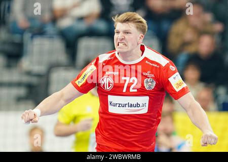 Mannheim, Germania. 12 gennaio 2024. Pallamano: Campionato europeo, Austria-Romania, turno preliminare, gruppo B, giornata 1, SAP Arena. L'austriaco Lukas Hutecek celebra un obiettivo. Crediti: Uwe Anspach/dpa/Alamy Live News Foto Stock