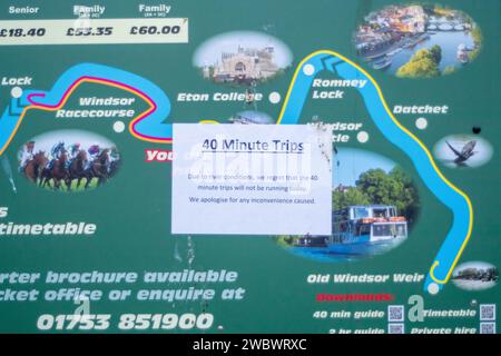 Windsor, Regno Unito. 12 gennaio 2024. Un avviso da parte dei Fratelli francesi che dice ai visitatori che le loro gite in barca di 40 minuti sul Tamigi continuano ad essere annullate a causa delle inondazioni a Windsor e del fiume che scorre velocemente. L'Agenzia per l'ambiente ha rimosso oggi l'allarme alluvione per il fiume Tamigi a Windsor, Berkshire. Credito: Maureen McLean/Alamy Live News Foto Stock