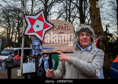 L'Aia, Olanda meridionale, Paesi Bassi. 11 gennaio 2024. Un manifestante pro-Palestina detiene un segno di protesta anti-Netanyahu. L'11 gennaio 2024, attivisti pro-Israele e pro-Palestina hanno manifestato dinanzi alla Corte internazionale di giustizia dell'Aia. All'interno della Corte, il Sudafrica ha sostenuto che Israele sta commettendo un genocidio contro il popolo palestinese. (Immagine di credito: © James Petermeier/ZUMA Press Wire) SOLO USO EDITORIALE! Non per USO commerciale! Foto Stock