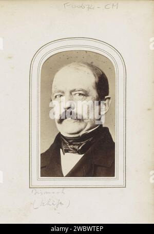 Ritratto di otto van Bismarck, statista tedesco, Johann Schäfer, 1864 - 1880 Fotografia. Visita la scheda parte dell'album fotografico con 123 Cartes-de visite dei membri delle case reali europee, dei politici e di persone famose. cartone. carta. supporto fotografico per la stampa di persone storiche da parte di albumen. politico, ad esempio leader del partito. calvizie. nobiltà e patriciato; cavalleria, cavalierato. baffi. attrezzatura da collo  indumenti. cappotto, cape Foto Stock