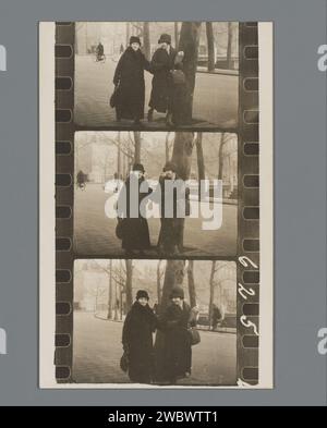 Cartolina fotografica con tre immagini cinematografiche di due donne sconosciute per strada, Anonymous, 1910 - 1940 Fotografia baryta carta gelatina argento stampa donna adulta. strada Foto Stock