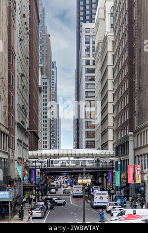 Chicago, Illinois, USA-27 settembre 2023; vista verticale su e Madison Street con edifici alti e traffico intenso e Chicago L. Foto Stock