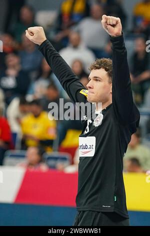 Mannheim, Germania. 12 gennaio 2024. Pallamano: Campionato europeo, Austria-Romania, turno preliminare, gruppo B, partita giorno 1, SAP Arena. Il portiere austriaco Constantin Möstl festeggia. Crediti: Uwe Anspach/dpa/Alamy Live News Foto Stock