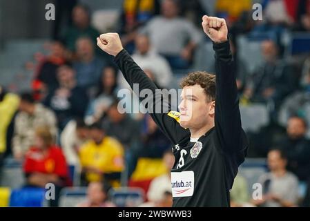 Mannheim, Germania. 12 gennaio 2024. Pallamano: Campionato europeo, Austria-Romania, turno preliminare, gruppo B, partita giorno 1, SAP Arena. Il portiere austriaco Constantin Möstl festeggia. Crediti: Uwe Anspach/dpa/Alamy Live News Foto Stock