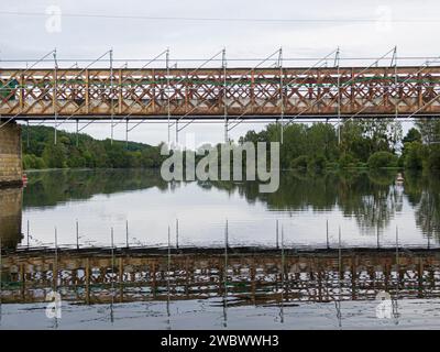 Ponteggi utilizzati per lavori di manutenzione o restauro su un piccolo ponte su un grande fiume Cher Foto Stock