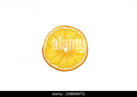 Fette di arancia disidratata secca isolate su sfondo bianco. Foto Stock