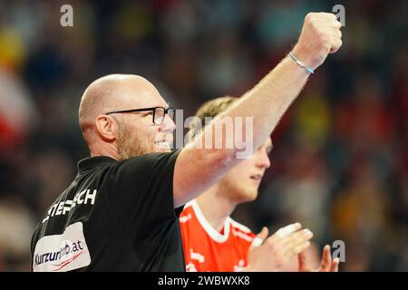 Mannheim, Germania. 12 gennaio 2024. Pallamano: Campionato europeo, Austria-Romania, turno preliminare, gruppo B, giornata 1, SAP Arena. L'allenatore austriaco Ales Pajovic fa il tifo. Crediti: Uwe Anspach/dpa/Alamy Live News Foto Stock