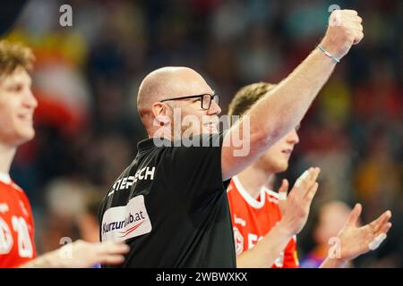 Mannheim, Germania. 12 gennaio 2024. Pallamano: Campionato europeo, Austria-Romania, turno preliminare, gruppo B, giornata 1, SAP Arena. L'allenatore austriaco Ales Pajovic fa il tifo. Crediti: Uwe Anspach/dpa/Alamy Live News Foto Stock