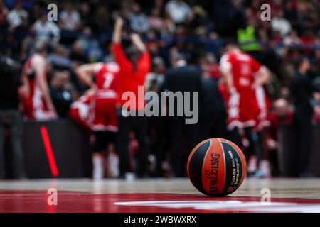 Milano, Italia. 11 gennaio 2024. Spalding ufficiale del pallone durante la partita della stagione regolare turca EuroLeague 2023/24 Round 21 tra EA7 Emporio Armani Milan e Crvena Zvezda Meridianbet Belgrado al Mediolanum Forum. Punteggio finale; EA7 Milano 62 : 76 Crvena Zvezda Meridianbet Belgrado. (Foto di Fabrizio Carabelli/SOPA Images/Sipa USA) credito: SIPA USA/Alamy Live News Foto Stock