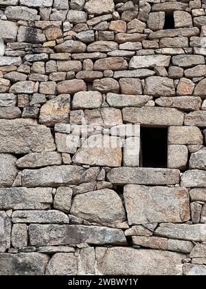 Particolare di una tradizionale muratura a secco in pietra proveniente dal sud della Francia nelle Cevennes Foto Stock