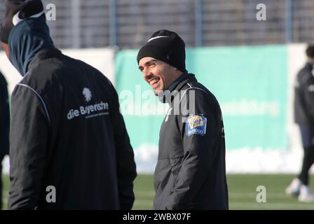 München, Deutschland 12. Gennaio 2024: Fussball, Herren, 3.Liga, Saison 2023/2024, TSV 1860 München, formazione, Grünwalder Strasse 114 Eroll Zejnullahu (TSV 1860 München) lachen, lacht Foto Stock