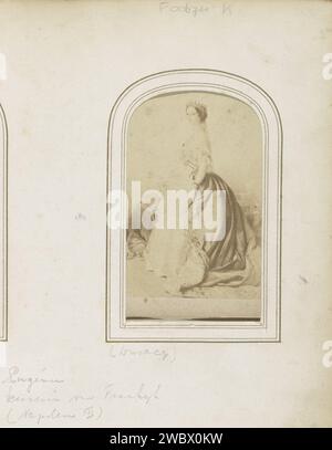 Produzione fotografica di un ritratto dipinto dell'imperatrice Eugénie van France, moglie di Napoleone III, Dusacq & CIE., dopo Anonymous, 1855 - 1870 Fotografia. Visita la scheda parte dell'album fotografico con 123 Cartes-de visite dei membri delle case reali europee, dei politici e di persone famose. Cartone di Parigi. carta. supporto fotografico per la stampa di persone storiche da parte di albumen. vestito, abito. corona (simbolo di sovranità). requisiti studio  fotografo Foto Stock