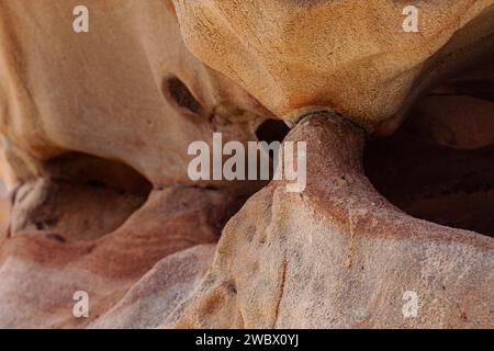 Fotografia geologica di una roccia colorata arancione e ocra con forme circolari nella scogliera di Jaizkibel. Foto Stock