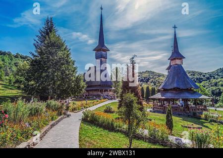 Edifici nel complesso monastico di Barsana, Maramures, Romania. La prima chiesa in legno fu costruita nel 1711. Foto Stock