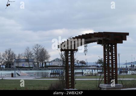 Janvier, 12, 2024. Balatonfüred, Ungheria. Una giornata invernale sulle rive del Lago Balaton. Tramonto, gabbiani, cigni, pista di pattinaggio, statua commemorativa dell'attore István Bujtor, parco intorno al cuore ospedale, paesaggio Credit Ilona Barna, BIPHOTONEWS, Alamy Live News Foto Stock