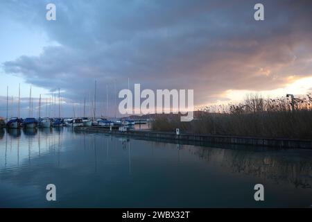 Janvier, 12, 2024. Balatonfüred, Ungheria. Una giornata invernale sulle rive del Lago Balaton. Tramonto, gabbiani, cigni, pista di pattinaggio, statua commemorativa dell'attore István Bujtor, parco intorno al cuore ospedale, paesaggio Credit Ilona Barna, BIPHOTONEWS, Alamy Live News Foto Stock