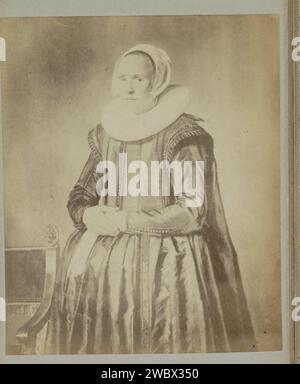 Produzione fotografica del dipinto 'Ritratto di Feyntje van Steenkiste' di Frans Hals, 1893 - 1912 Fotografia. Fotografia di gabinetto parte di leporelloalbum con produzioni fotografiche di dipinti del Rijksmuseum. Cartone di Amsterdam. supporto fotografico albume stampa foto, pittura. Persone storiche - BB - donna (+ ritratto lungo tre quarti) Rijksmuseum Amsterdam Foto Stock