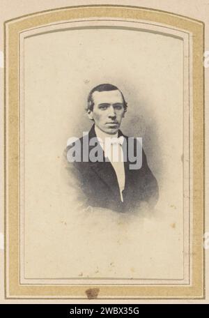 Ritratto di un uomo, anonimo, c. 1860 - c. 1900 Fotografia. Visita la scheda parte dell'album fotografico di una famiglia olandese con 168 cartes de-visiting e foto di armadietti. cartone. carta. supporto fotografico per la stampa di persone storiche da parte di albumen. indumenti per la parte superiore del corpo. attrezzatura da collo  indumenti Foto Stock