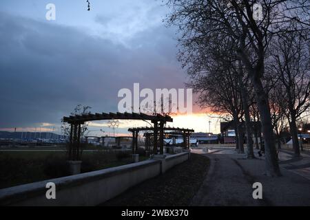 Janvier, 12, 2024. Balatonfüred, Ungheria. Una giornata invernale sulle rive del Lago Balaton. Tramonto, gabbiani, cigni, pista di pattinaggio, statua commemorativa dell'attore István Bujtor, parco intorno al cuore ospedale, paesaggio Credit Ilona Barna, BIPHOTONEWS, Alamy Live News Foto Stock