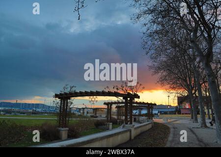 Janvier, 12, 2024. Balatonfüred, Ungheria. Una giornata invernale sulle rive del Lago Balaton. Tramonto, gabbiani, cigni, pista di pattinaggio, statua commemorativa dell'attore István Bujtor, parco intorno al cuore ospedale, paesaggio Credit Ilona Barna, BIPHOTONEWS, Alamy Live News Foto Stock