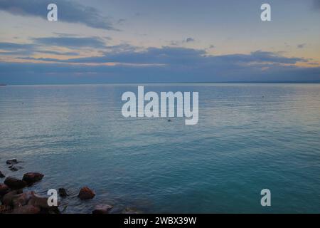 Janvier, 12, 2024. Balatonfüred, Ungheria. Una giornata invernale sulle rive del Lago Balaton. Tramonto, gabbiani, cigni, pista di pattinaggio, statua commemorativa dell'attore István Bujtor, parco intorno al cuore ospedale, paesaggio Credit Ilona Barna, BIPHOTONEWS, Alamy Live News Foto Stock