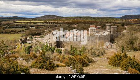 Torri e bastioni di la Couvertoirade, una città medievale fortificata sul Causse du Larzac, dipartimento di Aveyron, regione dell'Occitania, Francia Foto Stock