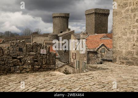 Torri e bastioni di la Couvertoirade, una città medievale fortificata sul Causse du Larzac, dipartimento di Aveyron, regione dell'Occitania, Francia Foto Stock