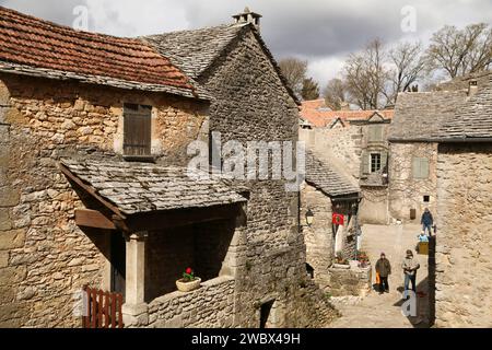 Case in pietra a la Couvertoirade, una città medievale fortificata sul Causse du Larzac, dipartimento di Aveyron, regione Occitanie, Francia Foto Stock