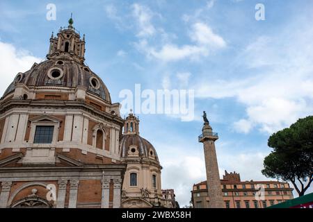 La colonna Traiana e la Chiesa del Santissimo nome di Maria al foro Traiano di Roma Foto Stock