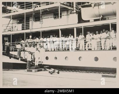 Uomini in posa a bordo della nave di Outhoorn, Anonymous, c. 1932 Fotografia parte dell'album fotografico offerto ai distretti di Resident der Lampongse F.J. Junius studiando i funzionari del Consiglio di amministrazione di Batavia. Tandjong Priok supporto fotografico nave da trasporto con stampa in argento gelatina Dutch East Indies, il Foto Stock