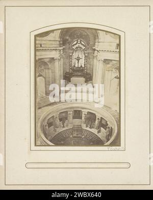 Interno del Dôme des Invalides a Parigi con la stupida tomba di Napoleone i, anonimo, c. 1870 - c. 1900 Fotografia. Foto del cabinet parte dell'album fotografico con foto di gabinetto delle attrazioni turistiche di Parigi e Versailles. Cartone di Parigi. carta. supporto fotografico per la stampa di tombe e tombe. Parti dell'interno della chiesa: cappella di Parigi. Cupola di Invalides Foto Stock