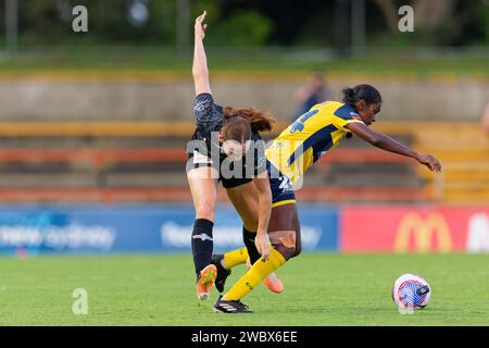 Sydney, Australia. 12 gennaio 2024. Mackenzie Barry dei Phoenix compete per il ballo con Shadeene Evans dei Mariners durante la partita di A-League tra Wellington Phoenix e Central Coast Mariners a Leichhardt Oval il 12 gennaio 2024 a Sydney, Australia Credit: IOIO IMAGES/Alamy Live News Foto Stock