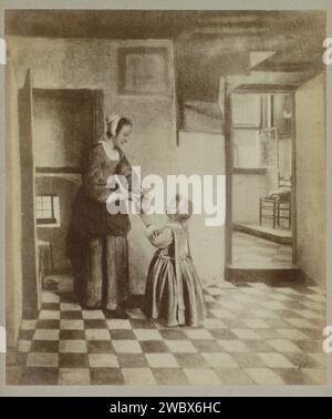 Produzione fotografica del dipinto "Una donna con un bambino in una stanza del seminterrato" di Pieter de Hooch, 1893 - 1912 Fotografia. Fotografia di gabinetto parte di leporelloalbum con produzioni fotografiche di dipinti del Rijksmuseum. Cartone di Amsterdam. supporto fotografico albume stampa foto, pittura. interno della casa. contenitore di metallo: secchio, lattina, tanica, tamburo, stagno. Ragazza (bambino tra i più piccoli e i giovani) Rijksmuseum Amsterdam Foto Stock