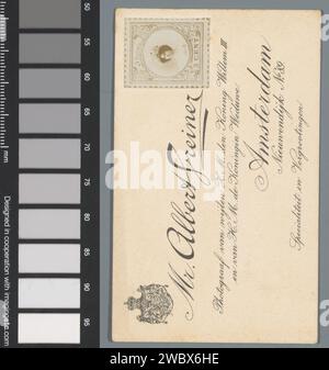 Biglietto da visita del fotografo Albert Greiner con un ritratto di una donna sconosciuta sul francobollo, Albert Greiner, 1874 - 1887 supporto fotografico di Amsterdam. Carta da lettere stampa di persone storiche - BB - donna Foto Stock