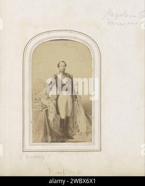 Produzione fotografica di un ritratto dipinto di Napoleone III Bonaparte, Imperatore di Francia, Dusacq & Cie., 1855 - 1871 Fotografia. Visita la scheda parte dell'album fotografico con 123 Cartes-de visite dei membri delle case reali europee, dei politici e di persone famose. Cartone di Parigi. carta. righello di stampa albume di supporto fotografico, sovereign. uniformi (militari). medaglie e altri marchi d'onore militare. baffi. decorazioni, onori (come simboli dello stato, ecc.). Mantello imperiale (simbolo della sovranità) Parigi Foto Stock