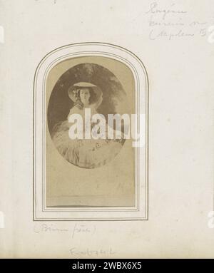 Produzione fotografica di un ritratto dipinto dell'imperatrice Eugénie van France, moglie di Napoleone III, Paul Emile Placet, dopo Anonymous, 1855 - 1870 Fotografia. Visita la scheda parte dell'album fotografico con 123 Cartes-de visite dei membri delle case reali europee, dei politici e di persone famose. Cartone di Parigi. carta. supporto fotografico per la stampa di persone storiche da parte di albumen. vestito, abito. Head-Gear: Hat Paris Foto Stock