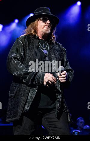 Der US-amerikanischer Rocksänger von der Band Toto bei der Night of the Proms Tour 2023 a München. München Olympiahalle Bayern Deutschland *** il cantante rock statunitense della band Toto at the Night of the Proms Tour 2023 a Monaco di Baviera Olympic Hall Baviera Germania Foto Stock