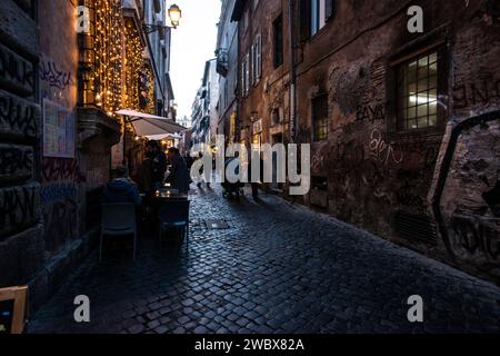 Passeggia per le strade del quartiere bohémien di Trastevere, Roma Foto Stock