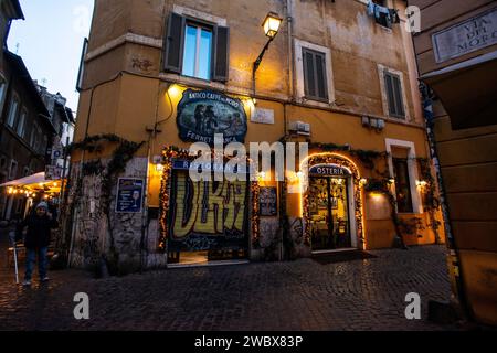 Passeggia per le strade del quartiere bohémien di Trastevere, Roma Foto Stock