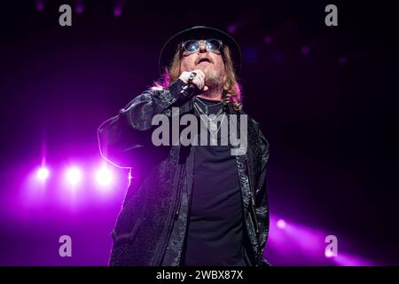 Der US-amerikanischer Rocksänger von der Band Toto bei der Night of the Proms Tour 2023 a München. München Olympiahalle Bayern Deutschland *** il cantante rock statunitense della band Toto at the Night of the Proms Tour 2023 a Monaco di Baviera Olympic Hall Baviera Germania Foto Stock