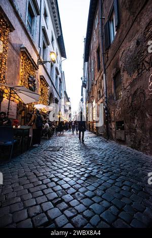 Passeggia per le strade del quartiere bohémien di Trastevere, Roma Foto Stock