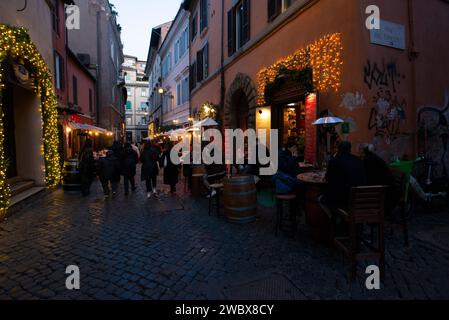 Passeggia per le strade del quartiere bohémien di Trastevere, Roma Foto Stock