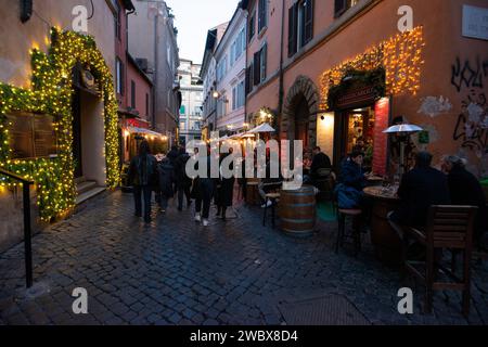 Passeggia per le strade del quartiere bohémien di Trastevere, Roma Foto Stock