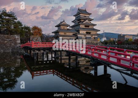 Castello di Matsumoto al tramonto nella città di Matsumoto, prefettura di Nagano, Giappone. Foto Stock